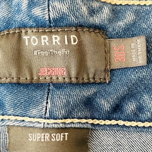 NWOT Torrid Women's Super Soft Denim Jegging Size 30S Light Wash Stretch Raw Hem - Picture 7 of 12